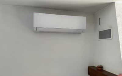 Installation d’une climatisation réversible Gree Pular Version Bi-Split sur la commune de LA CHAPELLE DE GUINCHAY (71570)